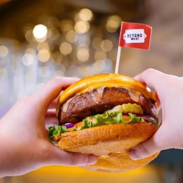 32 2 宜家与Beyond Burger携手推出植物肉汉堡！