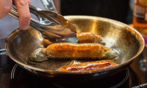 New Age Meats sausages in pan 300x180 “The Future of Protein”：30位全球新蛋白领域专家关于未来食品的意见
