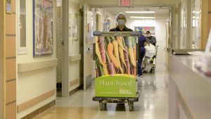 NYC hospitals scaled 1 300x169 纽约市公立医院系统庆祝供应200万份植物性餐食里程碑