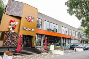 2025 11 10 183709 300x197 比格披萨加码绿色餐饮，目标至2035年前全面转用非笼养鸡肉和鸡蛋